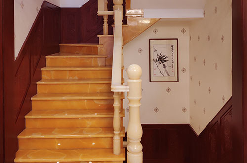 玉屏中式别墅室内汉白玉石楼梯的定制安装装饰效果